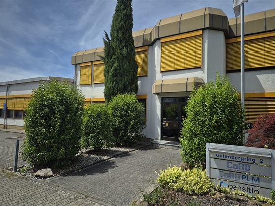 Eingangsbereich des Bürogebäudes Gutenbergring 2 in Wiesloch mit gepflegter Grünanlage