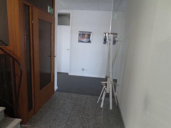 Vorraum der Büroetage mit Garderobe und Zugang zum Treppenhaus